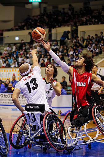 車いすバスケットボールの試合風景その3